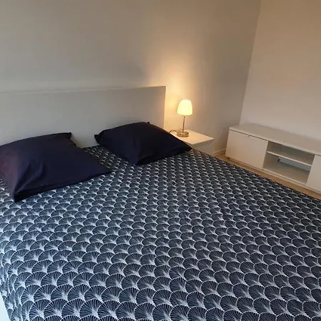 Entier Au Dessus De Villa, Climatisation Reversible Poele A Bois Tres Chaleureux , Wi Fi Parking Privee Gratuit Situation 500 M, Et Centre Apartamento *